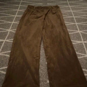 Bruna stretch Manchester byxor - Bruna stretch Manchester byxor  Mycket bra skick utan fläckar eller hål. Storlek s (passar för m) Postar inom 24h, priset går att diskuteras!