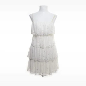 Vit klänning från Forever New - Säljer en söt vit klänning från Forever New i storlek S. Klänningen har flera lager med volanger och små glittriga detaljer. Den är ärmlös med smala axelband och tillverkad i polyester med siden detaljer. Perfekt för sommarens fester! 🌟tänkte haft som studentklänning men var lite för liten på mig 