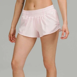 Lululemon shorts - Intressekoll på mina fina hotty hots från lululemon i den populära färgen ”strawberry milkshake”. Storlek 0 vilket är en xs