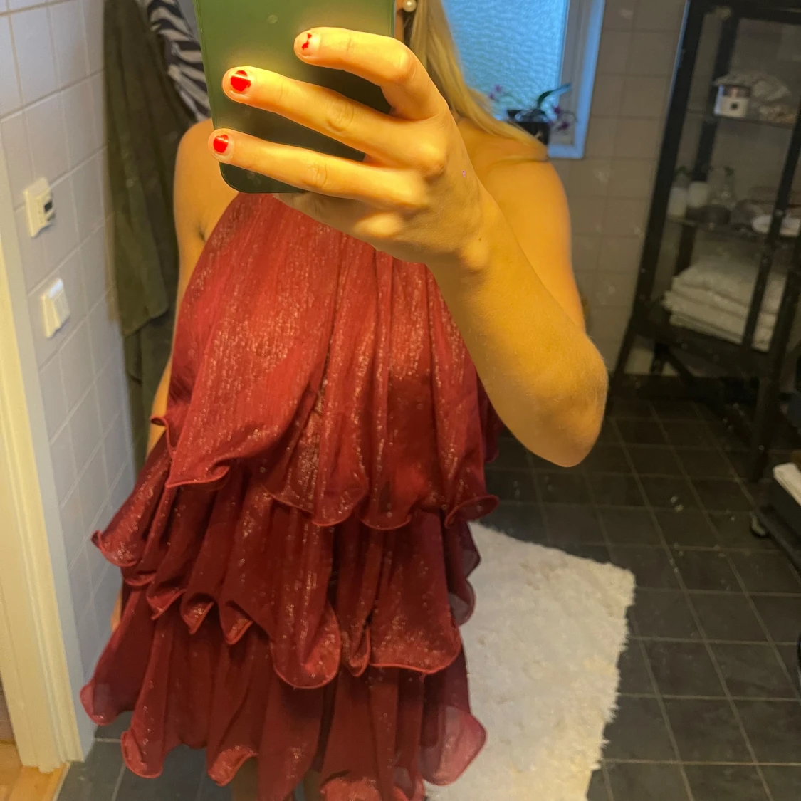 Vinröd klänning med volanger - 1