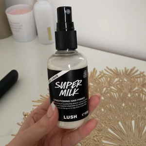 Super Milk Conditioning Hair Primer från Lush - Super Milk Conditioning Hair Primer från Lush är en vårdande spray för håret. Den innehåller mandel, kokos och havremjölk för att ge näring och skydd. Perfekt för att förbereda håret innan styling. (Ingen kork)