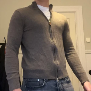 Grå/brun  kofta från Morris - Säljer en stilren grå/brun kofta från Morris i 100% merinoull. Den har blivit för liten för mig. Nypris 2000 kr, säljer för 500kr. 