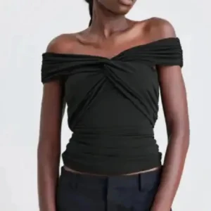 Svart offshoulder topp - Snygg svart offshoulder topp med draperad design. Perfekt för en stilren look eller för fest. Från bikbok