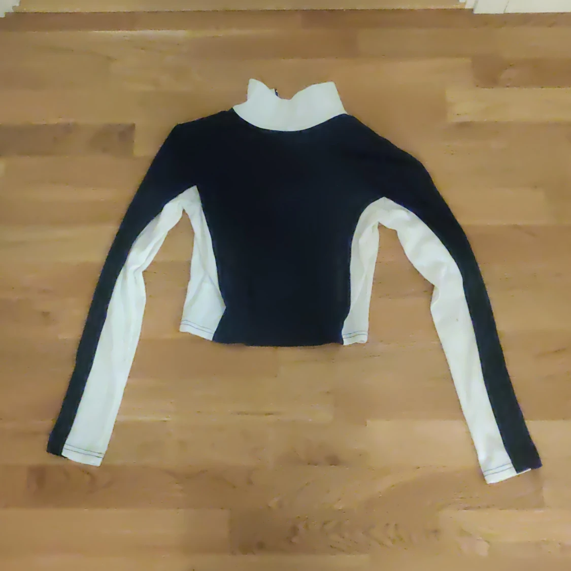 Marinblå och vit top med dragkedja från Yesstyle  - 2