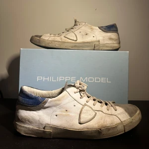 Vita sneakers från Philippe Model - Säljer dessa riktigt snygga skor från Philippe model i storlek 46 men sitter som storlek 45 och  i skick 6/10. Box följer med i köpet av skorna! Finns deffekt på sulan som syns på bilderna men det är inget som märks vid användning av skorna! Original pris - 3900kr Vårat pris - 799kr! Pris ej huggat i sten! Skriv vid minsta lilla fundering!🙌