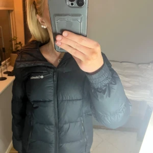 Svart dunjacka från Columbia - Säljer en svart dunjacka från Columbia med dragkedja och huva i stl S. Knappt använd så den är i väldigt bra skick! Nypris 2100💞