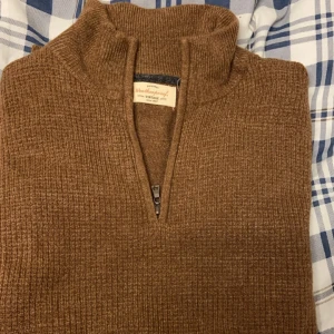 Brun tröja med dragkedja från Weatherproof Vintage - Säljer en brun tröja från Weatherproof Vintage med dragkedja vid halsen. Tröjan är ribbad och har långa ärmar, perfekt för kyligare dagar. Den är tillverkad i 100% akryl och har en mysig känsla. Passar bra till både jeans och chinos. Pris kan diskuteras. Skick 10/10. Aldrig använt.