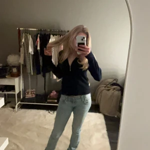 Mörkblå Kashmir hoodie med dragkedja - Säljer en stilren mörkblå Kashmir hoodie med dragkedja framtill. Tröjan har långa ärmar och en bekväm passform, perfekt för en avslappnad look. Den har en klassisk design med en huva som ger extra värme och stil.💙💙