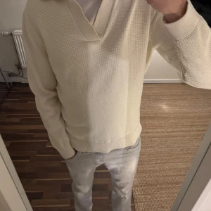 Vit tröja från Massimo Dutti - Säljer en stilren vit tröja från Massimo Dutti i bomull. Tröjan har en v-ringad krage, perfekt för en avslappnad look. Den är tillverkad i ett mjukt och bekvämt material som passar utmärkt till jeans