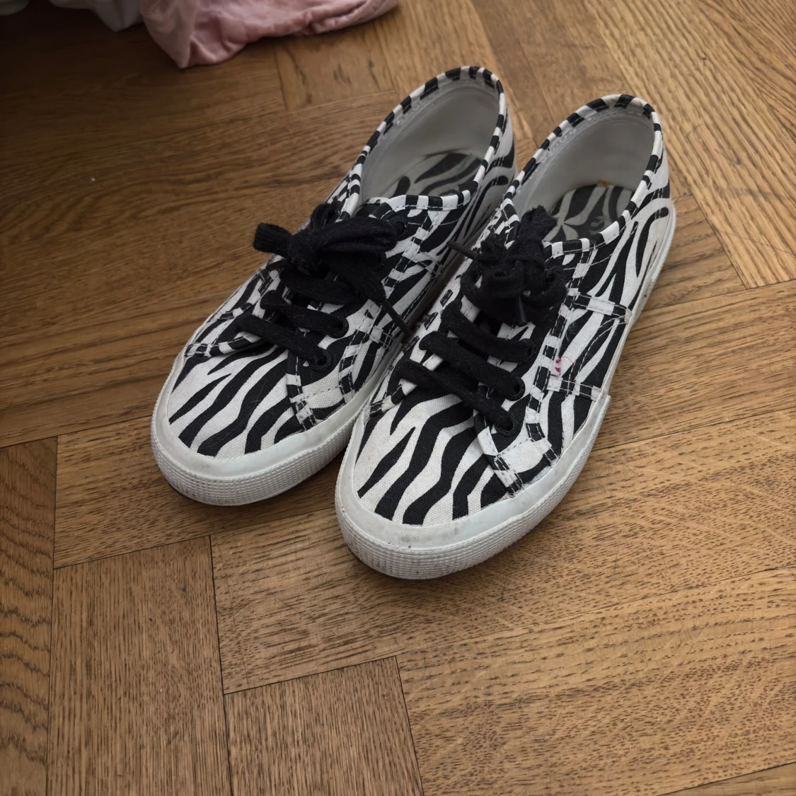 Zebramönstrade sneakers från Superga