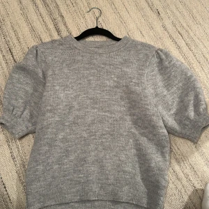 kortärmad stickad  - från gina och använd 5-6 gånger men i bra skick. säljer pga att den inte är min stil längre🥰 