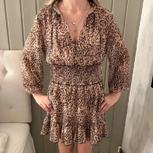 Leopardmönstrad klänning från Zara - Lånad första bild!! Trendig leopardmönstrad klänning från Zara med v-ringning och långa ärmar. Storlek S och använd 2 gånger! Inga defekter! Postar samma dag eller dagen efter!