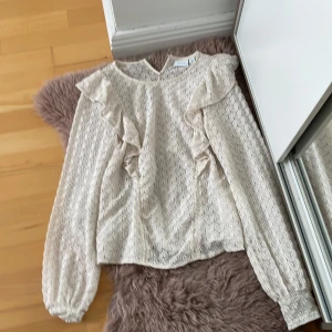 Blus från vila  - Super fin blus från vila i bra skick, har tappat en knapp på baksidan men det är inget man ser.har använt fåtal gånger.Den är i storlek m men skulle säga att den är som en s, hör av dig om du har några frågor💞