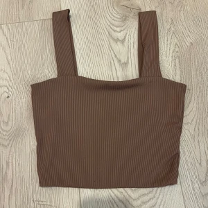 Brun topp - Fin brun topp, säljer då den inte kommer till användning :)