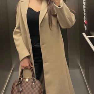 Beige lång kapp  - En lång beige kappa från hm. Storlek S. Pris kan diskuteras!!