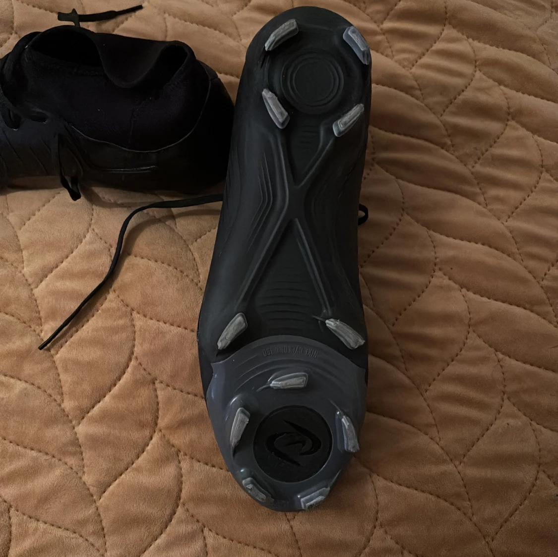 Svarta fotbollsskor från Nike - 1