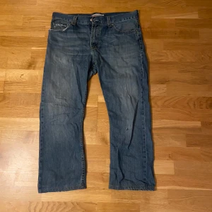 Blå jeans från Levi's - Säljer ett par klassiska blå Levi's 506 jeans. De har en rak passform och är tillverkade i slitstarkt denim. Perfekta för en avslappnad stil.
