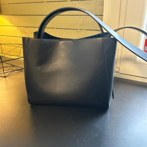 Svart axelväska  - Svart väska från Gina Tricot