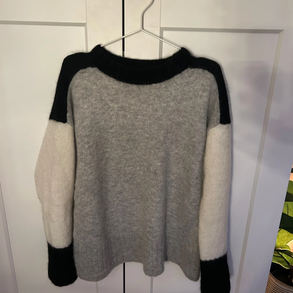 Grå och svart tröja med vita ärmar