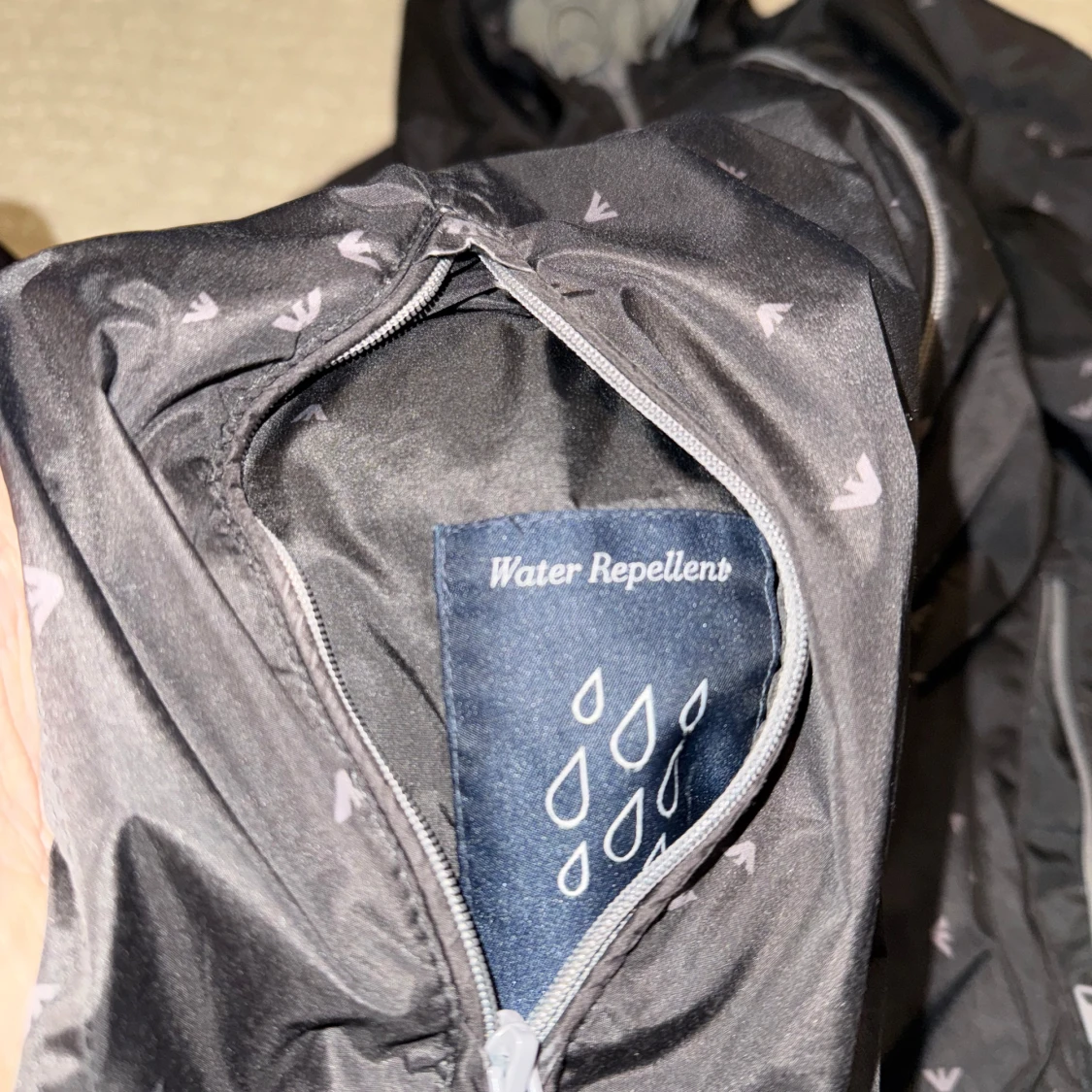 Grå och svart reversible jacka från Armani Jeans - 4