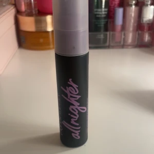 All Nighter Setting Spray - Urban Decay All Nighter Setting Spray i 30 ml köpte för ca 160 endast testat öppen för pris förslag 💕