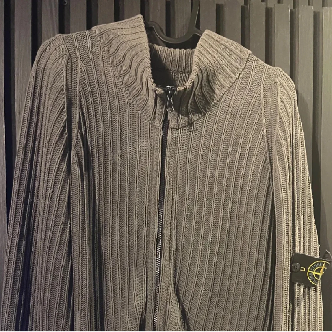 Grå ribbad tröja från Stone Island
