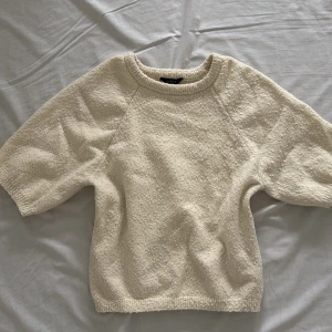 Beige stickad tröja - Mysig beige stickad tröja med korta ärmar från Lindex i storlek xs/s säljer den för 150kr💕