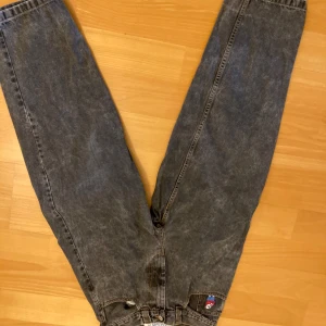 Polar Big boys svarta - Säljer ett par grå jeans från Big Boy i storlek XS. De har en cool broderad detalj vid fickan och klassisk femficksdesign. Perfekta för en avslappnad stil. En reva vid ena benet - annars fint skick