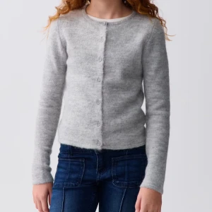 Grå Kofta Gina tricot - Fin kofta från Gina tricot. Storlek 164/170 sitter som en S. Använd 1 gång därav nyskick. Säljer pga att jag har för många liknande🩷🩷🩷 går inte ner i pris. Nypris: 270