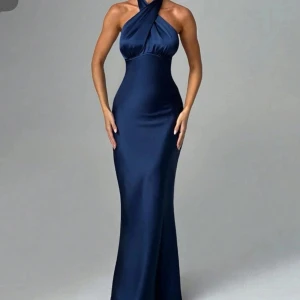 Balklänning - Säljer en så så fin balklänning med öppen rygg. Skriv för mer bilder. Aldrig använd, tyvärr passade den inte mig så måste därför sälja vidare. 💙