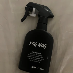 Yog Nog Body Spray från Lush - Säljer en Yog Nog Body Spray från Lush, 200 ml. Den har en härlig doft av smörkola med inslag av kryddnejlika och ylang-ylang. Perfekt för att känna sig varm och mysig under kalla dagar. Flaskan har en praktisk sprayfunktion. Oanvänd, dessutom var denna limited edition och säljs inte längre av lush.