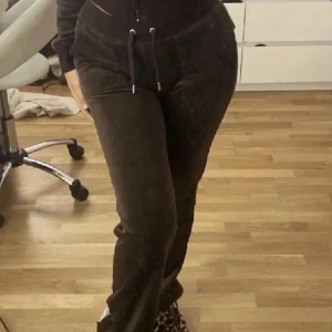 Mjukisar - Säljer ett par snygga juicy byxor med snörning i midjan. Byxorna har en loose passform och är perfekta för höst och vinter. De har praktiska fickor bak med knappar. Superbekväma och stiliga för både vardag och chill. För mer frågor hör av er💞