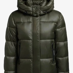 Olivgrön pufferjacka från KHUJO  - Säljer en snygg olivgrön pufferjacka från KHUJO. Jackan är i mycket bra skick och passar perfekt till vintern. Hör av dig om frågor eller fler bilder 🫶Stolek L men är ganska liten i stolek så passar XS-M