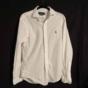 Vit skjorta från Polo Ralph Lauren - Vit Ralph Lauren Skjorta i fint skick!  Storlek M, true to size! Hör av er vid frågor eller pris förslag!