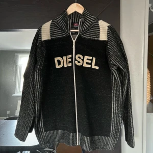 Diesel kofta - Säljer denna diesel kofta i storlek M. Säljs då den tyvvär inte kommer till användning längre. Vid eventuella frågor eller funderingar kom privat 🤙🏻