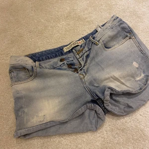 Ljusblå jeansshorts från Zara - Säljer ett par ljusblå jeansshorts från Zara i bra skick. De har en klassisk femficksdesign och är perfekt för sommardagar. Perfekta för en avslappnad stil!