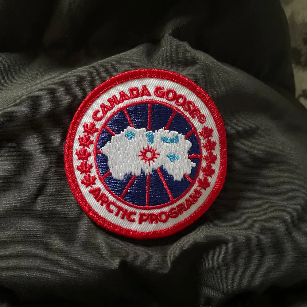 Canada Goose helt ny✅. Tags och bag medföljer🏷️🛍️ precis som äkta. Jackor.