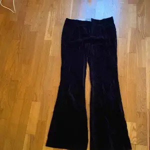 Säljer ett par snygga mörkblå manchesterbyxor från Hunkydory. De har en klassisk bootcut-stil och är perfekta för höst och vinter. Byxorna är i mycket bra skick och har en lågmidhad passform. Perfekta för både vardag och fest! En liten ljus fläck på vä ben.