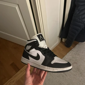 Nike Air Jordans i svart och vitt - Säljer ett par klassiska Nike Air Jordans i svart och vitt. Skorna är i bra skick med snygg design och ikonisk logga på sidan. Perfekta för både vardag och fest. De har snörning och är bekväma att bära. Passa på att köpa dessa stiliga sneakers!