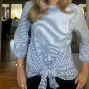 Trendig blus  - Så sjukt söt och snygg topp med knyte💕💕 Står ingen storlek men skulle säga S/M💘