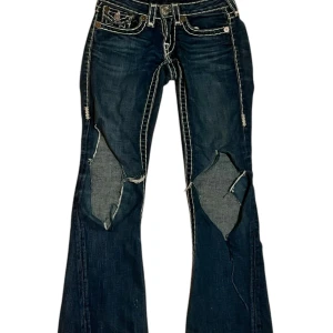 True religion bootcut jeans - 💕INTRESSE KONTROLL💕True religion jeans bootcut med white fat stitch, 78 I innerben och W25. Tyvärr hål i sig som ej tillhör design. 