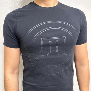 J.Lindeberg T-shirt - Säljer denna svarta J.Lindeberg T-shirt i storlek S. Mycket fint skick, säljer pga garderobsrensning.
