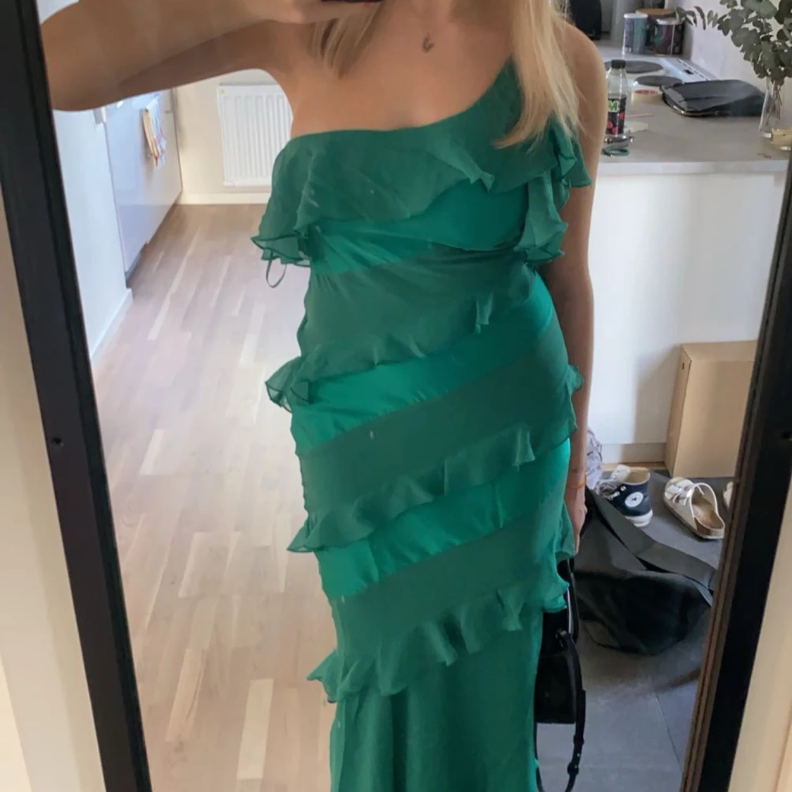 Grön långklänning med volanger - 92