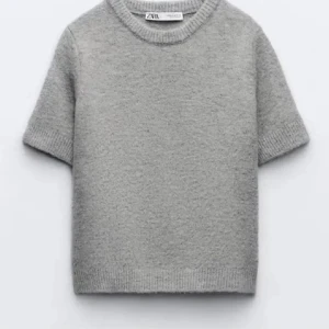 Grå stickad tröja från Zara - Säljer en grå stickad tröja från Zara, använd några gånger men inga defekter💘
