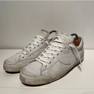 Philippe model - Säljer mina philippe model då de inte pssar längre. Okej skick med fåtal använda tillfällen. Storlek 42.