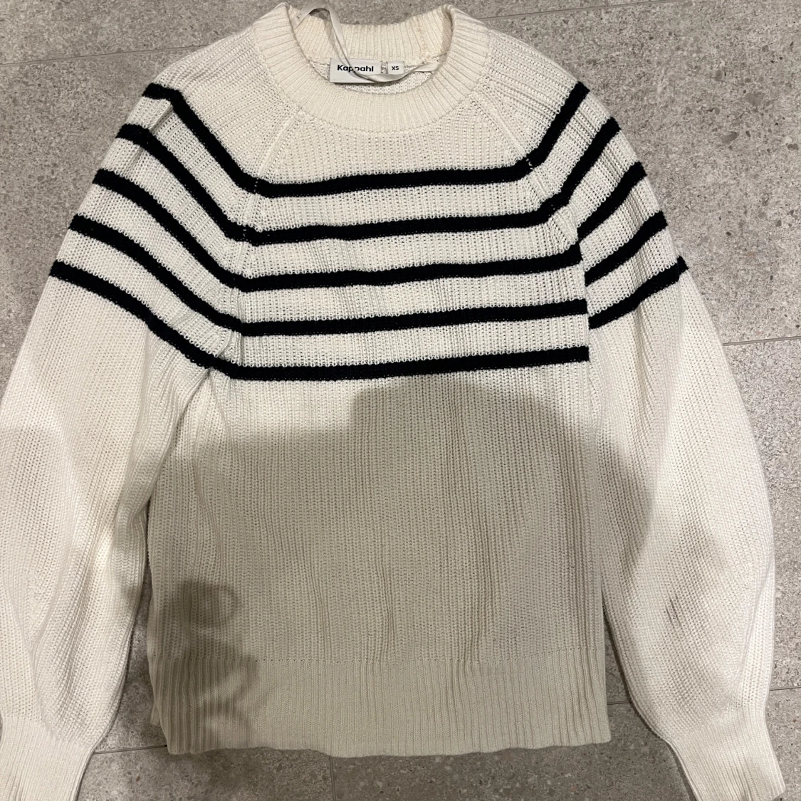 Vit och blå randig stickad tröja - 91