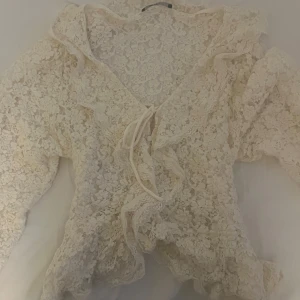 Gina Tricot blus  - Ord pris 400kr ändvänt en gång storleken är s men passar även M/L