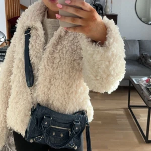 Beige fluffjacka  - Jätte fin fluffjacka, säljer då den inte kommer till användning, endast använd 2 gånger🥰