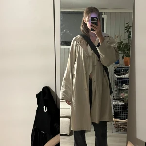 Trenchcoat/kappa - Kappa som ger en oversized look, jag brukar ha S i kläder. Köpt vintage, litet svart sträck på ena ärmen, andra bilden.