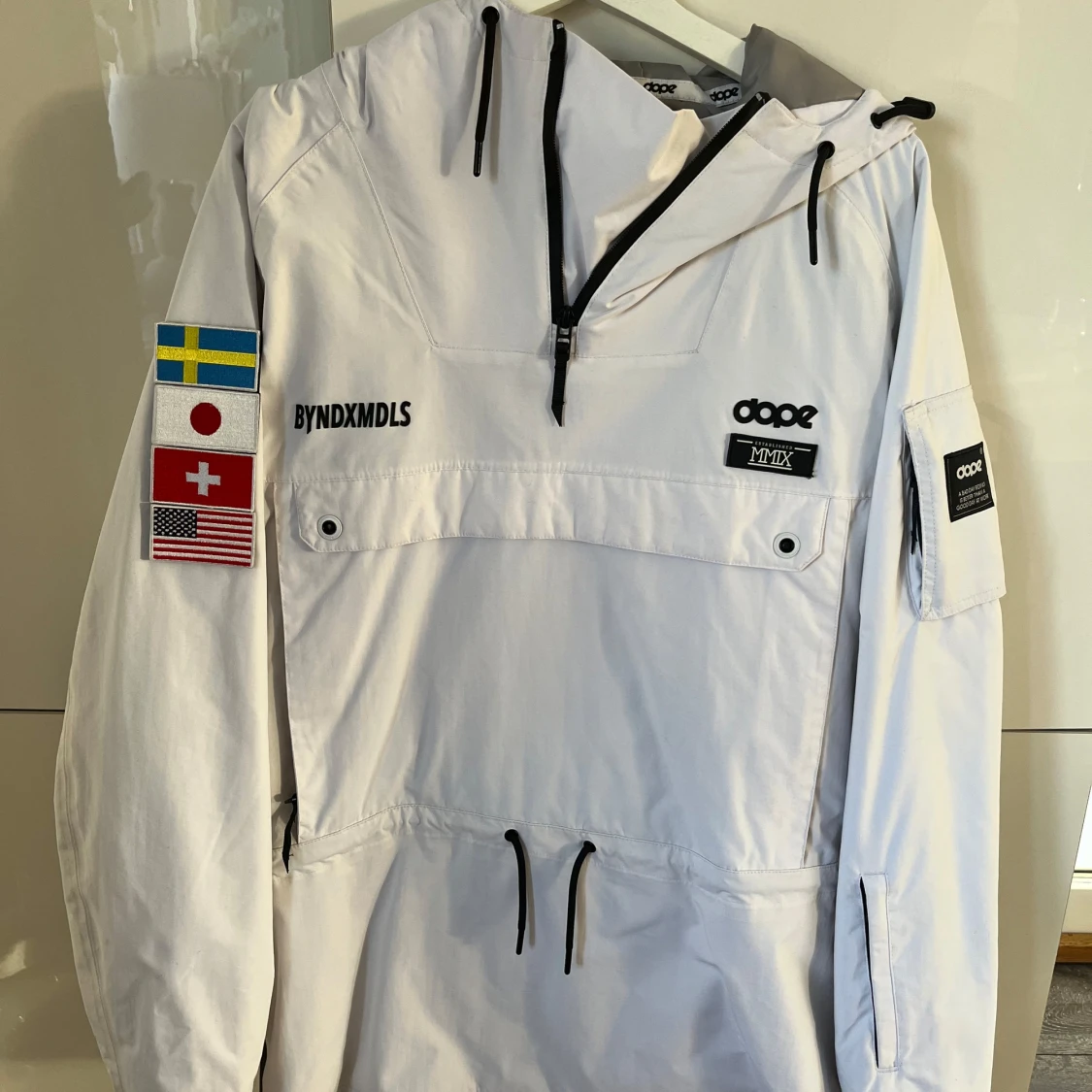 Vit vindjacka från Dope